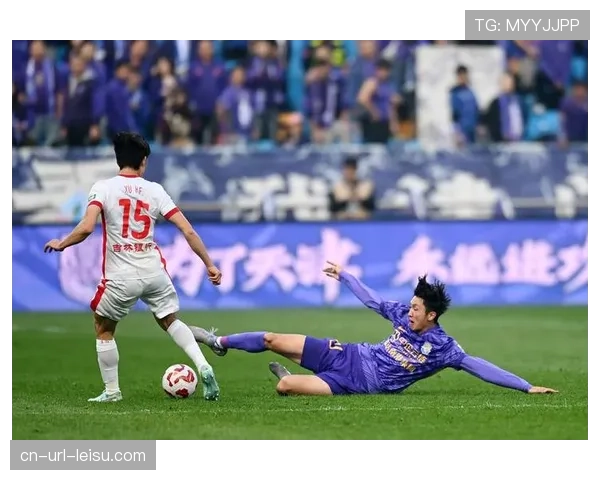 雨战中，天津津门虎老将巴顿滑跪庆祝染红，情绪复杂